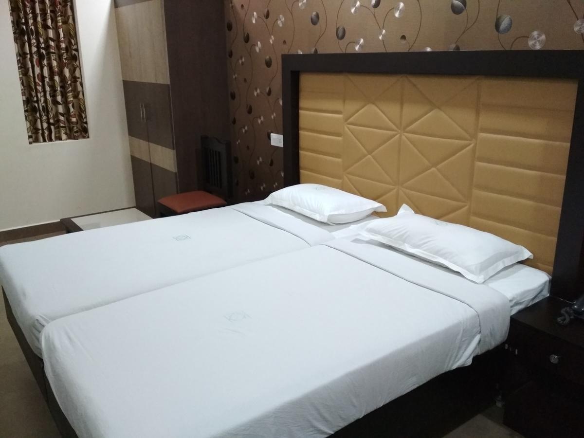 Hotel Rukmini Alwaye Экстерьер фото