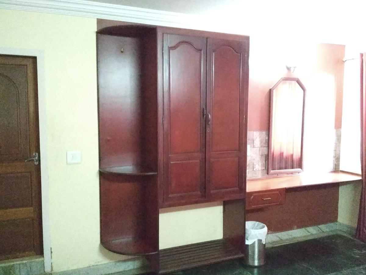 Hotel Rukmini Alwaye Экстерьер фото